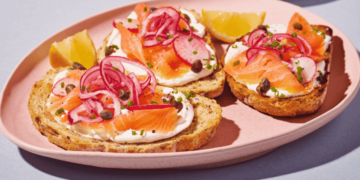Toast met gerookte zalm en gemarineerde uien